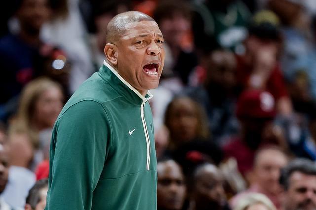 伊朗女足悄悄发出求救手势？